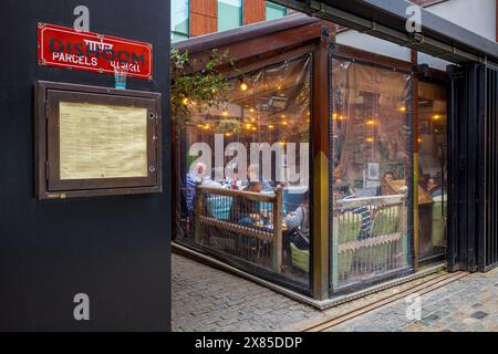 Restaurant DisDoom Shoreditch. Ambiance de style café Bombay servant une cuisine confortable. Situé au 7 Boundary St Shoreditch London Banque D'Images