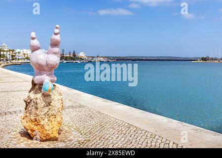 Statue d'art moderne située sur la digue de la rivière Arade à Portimao, Algarve, Portugal Banque D'Images