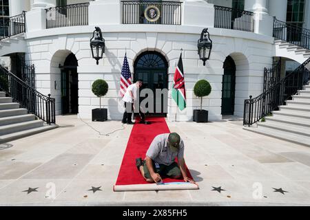 Les travailleurs font une dernière préparation sur le Portique Sud avant que le président américain Joe Biden accueille le président William Ruto du Kenya à la Maison Blanche à Washington le 22 mai 2024. Crédit : Yuri Gripas / piscine via CNP / MediaPunch Banque D'Images