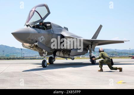 Le Cpl Seth Anderson, mécanicien d'aéronefs à voilure fixe du Marine Fighter Attack Squadron 242, effectue des inspections avant vol à Marin Banque D'Images