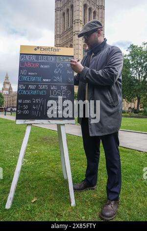 Westminster, Londres, Royaume-Uni. 23 mai 2024. Bookmaker, Sam Rosbottom offrant des cotes de Paris dans College Green sur le résultat de l'élection générale pour la société de Paris Betfair Exchange. Mercredi, le premier ministre Rishi Sunak a annoncé la date des élections générales britanniques qui se tiendront le 4 juillet, date à laquelle la nation se rendra aux urnes pour élire un nouveau gouvernement. Credit : amer Ghazzal/Alamy Live News Banque D'Images