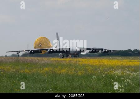 Un B-52 Stratofortress atterrit en soutien au déploiement de la Task Force 24-3 de bombardiers à la RAF Fairford, en Angleterre, le 20 mai 2024. Pendant leur déploiement, les aviateurs de Minot Banque D'Images