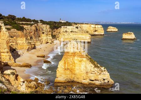 La belle plage de Marinha à Praia da Marinha, avec ses spectaculaires stacks marins et falaises, dans l'Algarve, Portugal Banque D'Images
