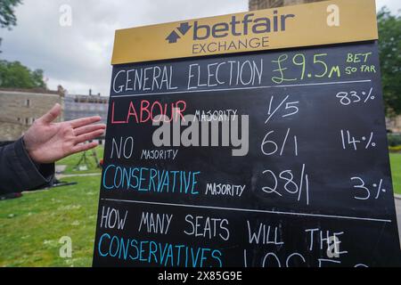 Westminster, Londres, Royaume-Uni. 23 mai 2024. Bookmaker, Sam Rosbottom offrant des cotes de Paris dans College Green sur le résultat de l'élection générale pour la société de Paris Betfair Exchange. Mercredi, le premier ministre Rishi Sunak a annoncé la date des élections générales britanniques qui se tiendront le 4 juillet, date à laquelle la nation se rendra aux urnes pour élire un nouveau gouvernement. Credit : amer Ghazzal/Alamy Live News Banque D'Images