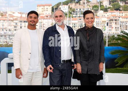 Iago Xavier, Karim Ainouz und Nataly Rocha beim Photocall zum Kinofilm Motel Destino auf dem Festival de Cannes 2024 / 77. Internationale Filmfestspiele von Cannes am Palais des Festivals. Cannes, 23.05.2024 *** Iago Xavier, Karim Ainouz et Nataly Rocha lors de l'appel photo pour le long métrage Motel Destino au Festival de Cannes 2024 77 Festival International du film de Cannes au Palais des Festivals Cannes, 23 05 2024 Foto:xD.xBedrosianx/xFuturexImagex motel 4506 Banque D'Images