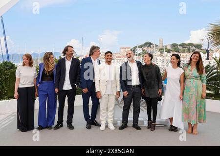 Viola Fugen, Simone Oliveira, Caio Gullane, Fabiano Gullane, Iago Xavier, Karim Ainouz, Nataly Rocha, Janaina Bernardes und Gast beim Photocall zum Kinofilm Motel Destino auf dem Festival de Cannes 2024 / 77. Internationale Filmfestspiele von Cannes am Palais des Festivals. Cannes, 23.05.2024 *** Viola Fugen, Simone Oliveira, Caio Gullane, Fabiano Gullane, Iago Xavier, Karim Ainouz, Nataly Rocha, Janaina Bernardes et invitée au Photocall pour le long métrage Motel Destino au Festival de Cannes 2024 77 Festival International du film de Cannes au Palais des Festivals Cannes, 23 05 2024 Foto Banque D'Images