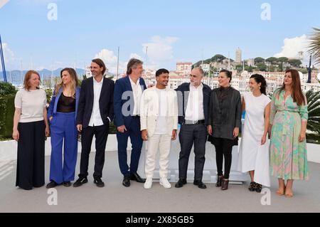 Viola Fugen, Simone Oliveira, Caio Gullane, Fabiano Gullane, Iago Xavier, Karim Ainouz, Nataly Rocha, Janaina Bernardes und Gast beim Photocall zum Kinofilm Motel Destino auf dem Festival de Cannes 2024 / 77. Internationale Filmfestspiele von Cannes am Palais des Festivals. Cannes, 23.05.2024 *** Viola Fugen, Simone Oliveira, Caio Gullane, Fabiano Gullane, Iago Xavier, Karim Ainouz, Nataly Rocha, Janaina Bernardes et invitée au Photocall pour le long métrage Motel Destino au Festival de Cannes 2024 77 Festival International du film de Cannes au Palais des Festivals Cannes, 23 05 2024 Foto Banque D'Images