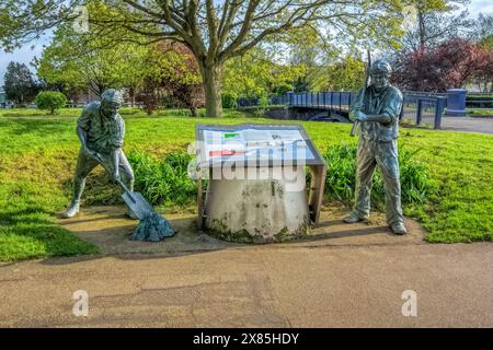 Statues en bronze de deux constructeurs de canaux qui ont aidé à construire le canal militaire royal à Hythe Kent Banque D'Images