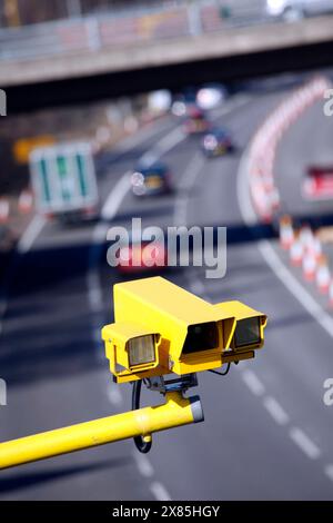 SPECS ANPR caméra sur l'autoroute britannique mesurant la vitesse moyenne des véhicules à travers une section de travaux routiers Banque D'Images