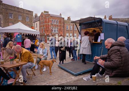 Stand de café mobile et clients sur la place principale de Richmond dans le Yorkshire lors d'un week-end chargé Banque D'Images