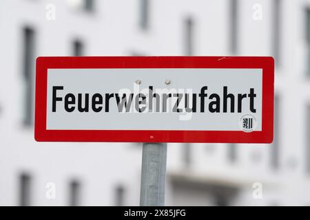 Dresde, Allemagne. 23 mai 2024. Un panneau avec l'inscription 'Feuerwehrzufahrt' (accès aux pompiers) est situé sur une allée. Crédit : Sebastian Kahnert/dpa/Alamy Live News Banque D'Images