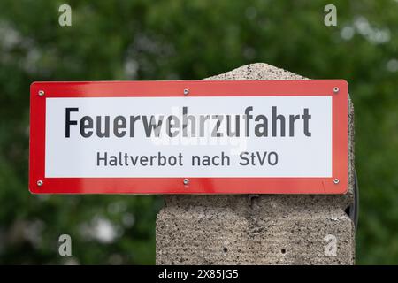 Dresde, Allemagne. 23 mai 2024. Un panneau avec l'inscription 'Feuerwehrzufahrt' (accès aux pompiers) est situé sur une allée. Crédit : Sebastian Kahnert/dpa/Alamy Live News Banque D'Images