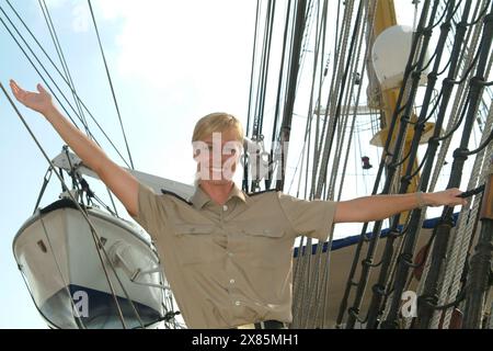 Ohne Dienstgrad geht Moderatorin Sonja Zietlow an bord der 'Gorch Fock' undn steht auf der Takelage, Deutschand 2004. Banque D'Images