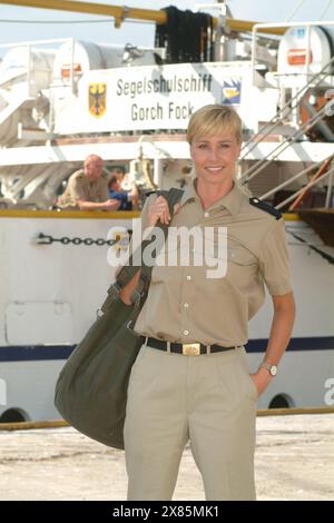 Ohne Dienstgrad geht Moderatorin Sonja Zietlow mit ihrem Seesack an bord der 'Gorch Fock', Deutschand 2004. Banque D'Images