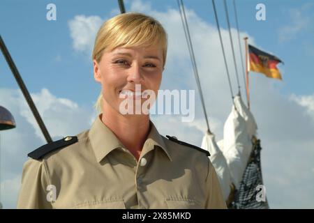 Ohne Dienstgrad geht Moderatorin Sonja Zietlow an bord der 'Gorch Fock', Deutschand 2004. Banque D'Images