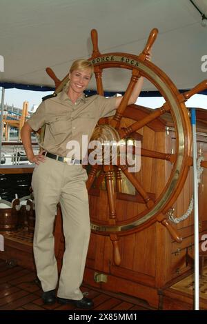 Ohne Dienstgrad geht Moderatorin Sonja Zietlow an bord der 'Gorch Fock', hier auf der Brücke am Steuerrad, Deutschand 2004. Banque D'Images