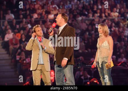 Moderatoren Oliver Pocher, Stefan Raab und Annette Frier begrüßen das Publikum zum Bundesvision Song Contest in Oberhausen, Deutschland 2005. Banque D'Images