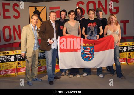 Moderatoren Oliver Pocher, Stefan Raab und Annette Frier und die Band 'Juli' mit Frontfrau Eva Briegel, die mit dem Song 'Geile Zeit' zum Gewinner des Bundesvision Song Contest in Oberhausen gekürt wurden, Deutschland 2005. Banque D'Images