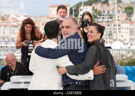 Iago Xavier, Karim Ainouz und Nataly Rocha beim Photocall zum Kinofilm 'Motel Destino' auf dem Festival de Cannes 2024 / 77. Internationale Filmfestspiele von Cannes am Palais des Festivals. Cannes, 23.05.2024 Banque D'Images