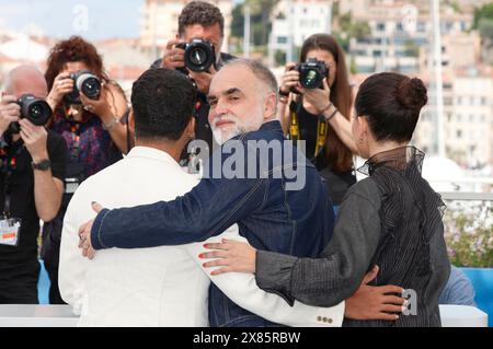 Iago Xavier, Karim Ainouz und Nataly Rocha beim Photocall zum Kinofilm 'Motel Destino' auf dem Festival de Cannes 2024 / 77. Internationale Filmfestspiele von Cannes am Palais des Festivals. Cannes, 23.05.2024 Banque D'Images