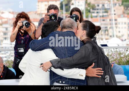 Iago Xavier, Karim Ainouz und Nataly Rocha beim Photocall zum Kinofilm 'Motel Destino' auf dem Festival de Cannes 2024 / 77. Internationale Filmfestspiele von Cannes am Palais des Festivals. Cannes, 23.05.2024 Banque D'Images