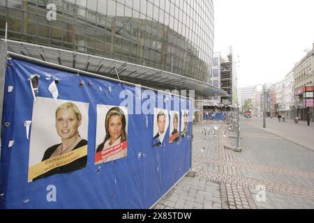 Wahlplakat der Big Brother Staffel 6 zur Wahl des Bürgermeisters hängt in Köln aus, Deutschland 2005. Banque D'Images