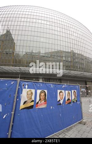 Wahlplakat der Big Brother Staffel 6 zur Wahl des Bürgermeisters hängt in Köln aus, Deutschland 2005. Banque D'Images