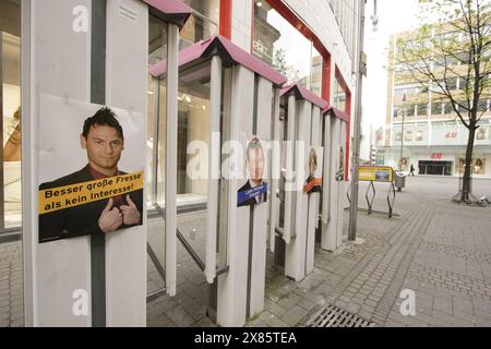 Wahlplakat der Big Brother Staffel 6 zur Wahl des Bürgermeisters hängt in Köln aus, Deutschland 2005. Banque D'Images