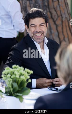 Cannes, France. 22 mai 2024. L’acteur Pierfrancesco Favino membre du jury du Festival assiste au repas traditionnel organisé par la Mairie de Cannes lors de la 77ème édition du Festival International du film de Cannes le 22 mai 2024 à Cannes. Crédit : Bernard Menigault/Alamy Live News Banque D'Images