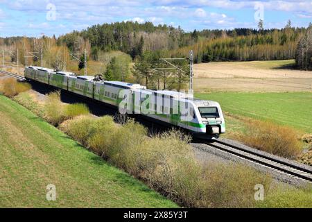 Train Pendolino Express du groupe VR de Helsinki à Kupittaa, Finlande voyageant à travers des paysages ruraux au printemps. Salo, Finlande. 10 mai 2024 Banque D'Images