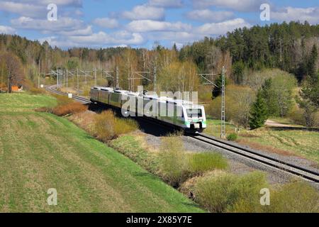 Train finlandais VR Group Pendolino Express d'Helsinki à Kupittaa voyageant à travers des paysages ruraux un jour de printemps. Salo, Finlande. 10 mai 2024. Banque D'Images