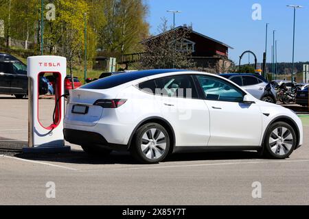 Batterie de recharge de voiture électrique Tesla Model y AWD blanche à la station Tesla Supercharger à Salo, en Finlande. 11 mai 2024. Banque D'Images