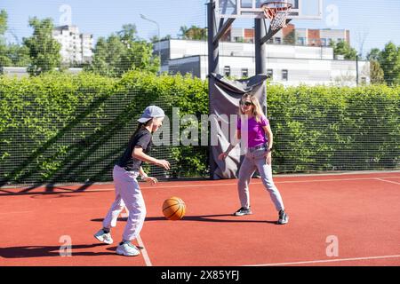 Mère et fille jouant au basket-ball. Banque D'Images