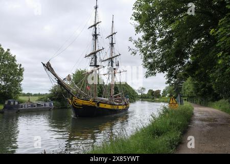 Gloucester, Royaume-Uni. 23 mai 2024. Les grands navires Phoenix et Vilma descendent le canal des navires de Gloucester et Sharpness en route pour le festival des navires Bank Holiday dans les docks historiques de Gloucester. Sur la photo est Phoenix, un Brig du XVIIIe siècle et qui est apparu dans le film de Ridley Scots Napoleon. Crédit : JMF News/Alamy Live News Banque D'Images