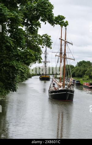 Gloucester, Royaume-Uni. 23 mai 2024. Les grands navires Phoenix et Vilma descendent le canal des navires de Gloucester et Sharpness en route pour le festival des navires Bank Holiday dans les docks historiques de Gloucester. En face de Vilma, elle a été construite au Danemark en 1934, c'est une goélette à voile à deux mâts. Crédit : JMF News/Alamy Live News Banque D'Images