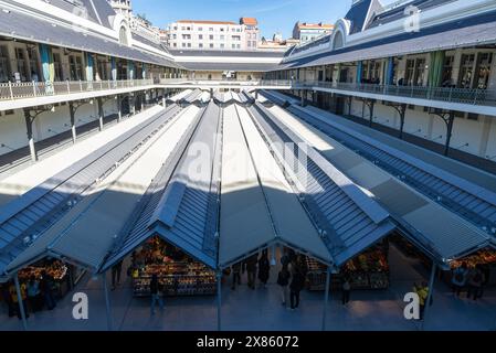 Porto, Portugal - 23 novembre 2023 : vue surélevée sur le marché Bolhao, marché de nourriture de rue, avec des gens autour de Porto ou Porto, Portugal Banque D'Images