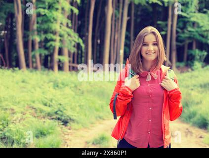 Jeune randonneur en forêt souriant profitant de la nature. Émotion humaine positive expression du visage ressentant la perception de la vie. Concept d'activité de loisirs. Gratuit Happy te Banque D'Images