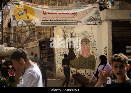 Beyrouth, Liban. 18 mai 2024. Des gens marchent devant une murale du Hamas shahid (martyr) dans le camp de réfugiés de Bourj el-Brajneh, Beyrouth, Liban, le 18 mai 2024. Environ 25 000 Palestiniens vivent à Bourj el-Brajneh. (Photo de Collin Mayfield/Sipa USA) crédit : Sipa USA/Alamy Live News Banque D'Images