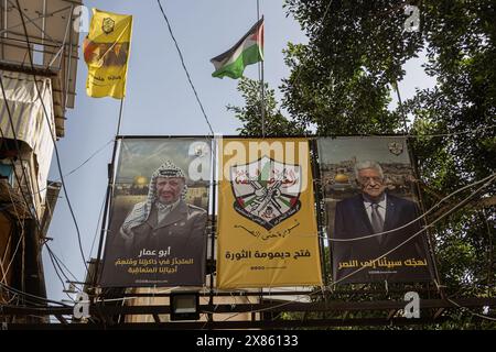 Beyrouth, Liban. 18 mai 2024. Banderoles représentant le défunt dirigeant palestinien Yasser Arafat (à gauche), l'emblème de Fateh (au centre), et le président de l'Autorité palestinienne Mahmoud Abbas (à droite) dans le camp de réfugiés de Bourj el-Brajneh, Beyrouth, Liban, le 18 mai 2024. (Photo de Collin Mayfield/Sipa USA) crédit : Sipa USA/Alamy Live News Banque D'Images