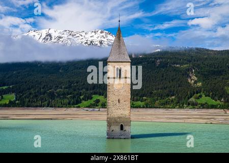 Clocher émergeant du lac Reschen (Lago di Resia), Graun im Vinschgau-Curon Venosta, Haut Adige-Tyrol du Sud, Italie Banque D'Images