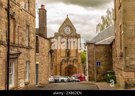 Cette abbaye en ruines, fondée au XIIe siècle par David Ier, est vue depuis une rue de la ville écossaise de Jedburgh dans les Borders. Banque D'Images