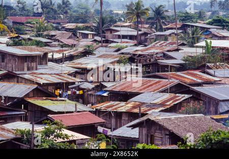 Philippines, Manille ; toits en fer ondulé de maisons dans un bidonville. Banque D'Images