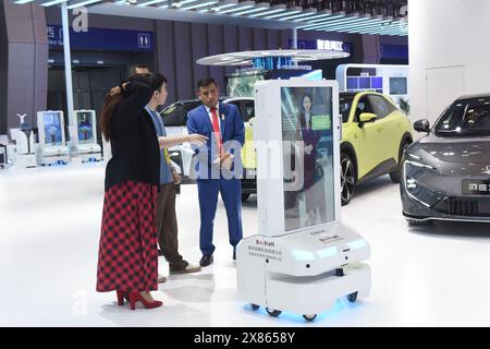 Chongqing. 23 mai 2024. Les gens écoutent une présentation d'un robot lors de la sixième foire internationale de Chine occidentale pour l'investissement et le commerce au Centre d'exposition international de Chongqing dans la municipalité de Chongqing, dans le sud-ouest de la Chine, le 23 mai 2024. Avec le thème de «Nouvelle Chine occidentale, Nouvelle fabrication, nouveaux services», la foire se tient du 23 au 26 mai à Chongqing. Crédit : Zhang Ziyu/Xinhua/Alamy Live News Banque D'Images