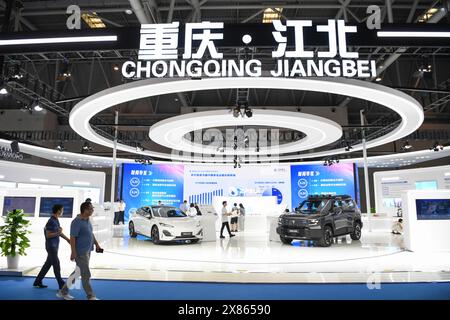 Chongqing. 23 mai 2024. Les gens visitent la sixième foire internationale de l'investissement et du commerce de Chine occidentale au Centre d'exposition international de Chongqing dans la municipalité de Chongqing, dans le sud-ouest de la Chine, le 23 mai 2024. Avec le thème de «Nouvelle Chine occidentale, Nouvelle fabrication, nouveaux services», la foire se tient du 23 au 26 mai à Chongqing. Crédit : Wang Quanchao/Xinhua/Alamy Live News Banque D'Images