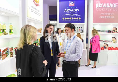 Chongqing, Sixième salon international de l'investissement et du commerce de Chine occidentale au centre d'exposition international de Chongqing dans la municipalité de Chongqing, dans le sud-ouest de la Chine. 23 mai 2024. Les gens visitent un stand de Biélorussie, le pays d'honneur invité, lors de la sixième foire internationale de Chine occidentale pour l'investissement et le commerce au Centre d'exposition international de Chongqing dans la municipalité de Chongqing, dans le sud-ouest de la Chine, le 23 mai 2024. Avec le thème de «Nouvelle Chine occidentale, Nouvelle fabrication, nouveaux services», la foire se tient du 23 au 26 mai à Chongqing. Crédit : Wang Quanchao/Xinhua/Alamy Live News Banque D'Images