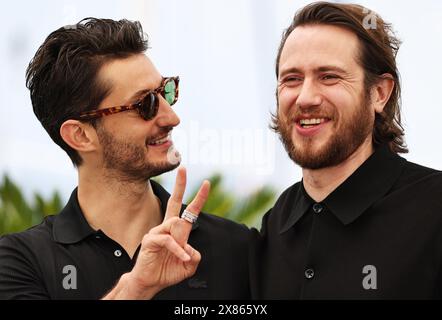 Cannes, France. 23 mai 2024. Les acteurs français Pierre Niney (à gauche) et Bastien Bouillon posent lors d'une photocall pour le film 'le Comte de Monte-Cristo' (le Comte de Monte-Cristo) lors de la 77e édition du Festival de Cannes, dans le sud de la France, le 23 mai 2024. Crédit : Gao Jing/Xinhua/Alamy Live News Banque D'Images