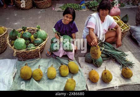 Philippines, Mindanao. Mère et fille vendent des durians à Davao, un fruit tropical. Banque D'Images
