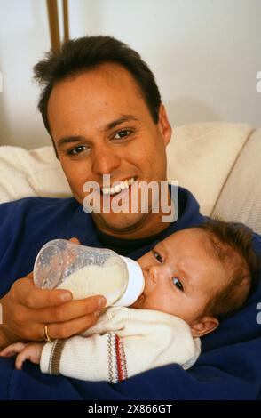 Frans Bauer, Niederländischer Schlagersänger und Moderator, mit Baby, Deutschland 2001. Banque D'Images