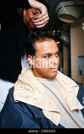 Frans Bauer, Niederländischer Schlagersänger und Moderator, beim Friseur, Deutschland 2001. Banque D'Images