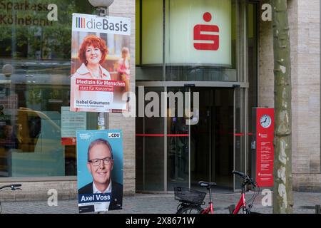 Bonn, Allemagne - 21 mai 2024 : vue d'une élection politique affiches de Die Basis, un Parti démocrate et Axel Voss du parti CDU de l'Allemagne Banque D'Images